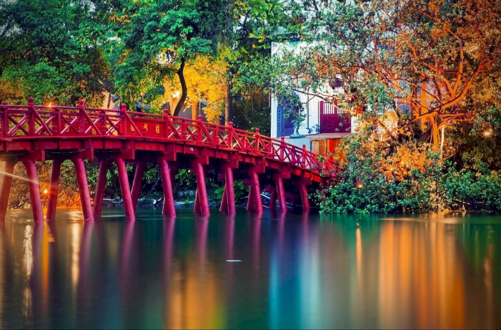 The bridge is designed in the traditional Vietnamese architectural style